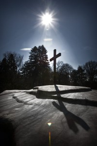 NIJMEGEN - De begraafplaats achter de Cenakelkerk is door de kunstenaar Piet Gerrits voorzien van religieuze uitingen. Op de foto verschillende aspecten van Calvaries heuvel 26-03-2013