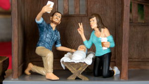 Hipsterkerststal, detail: Jozef en Maria nemen een #selfie